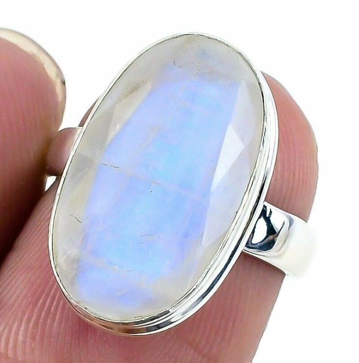 Zilveren ring gezet met facet geslepen regenboog Maansteen 16.5 mm